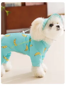 Primo piano dettagliato di un cane carino con vestito protettivo a stampa di banane.