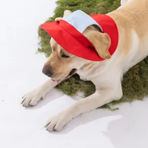 Detailaufnahme der leichten Sommer Kühlweste für große Hunde mit rot-weißer Kapuze.