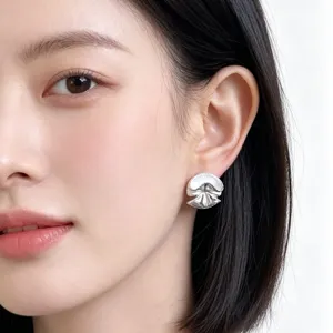 Nahaufnahme Detailaufnahme exquisiter minimalistischer Ohrstecker am Ohr des Models.