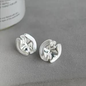 Elegante silber-weisse Ohrringe mit einzigartigem Falten-Design fuer charmanten Stil.