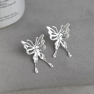 Silberne flüssige Schmetterling Ohrringe, minimalistische Metall Ohrstecker für Frauen Sommer.