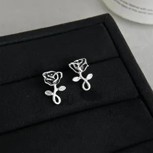 Nahaufnahme der eleganten schwarzen Rosen-Ohrstecker mit funkelnden Zirkonia-Steinen Detail.