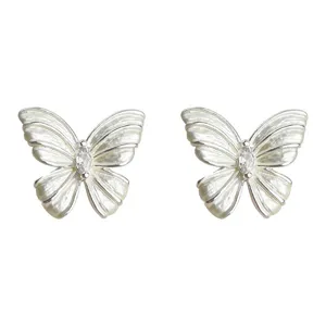 Detailaufnahme der eleganten silbernen Schmetterlings-Ohrstecker mit funkelndem Zirkonia.