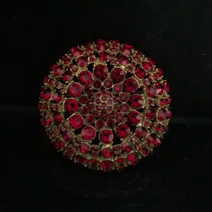 Spilla vintage a cupola con cristalli rossi, elegante gioiello dorato per donne chic e festa.
