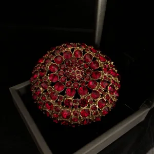 Squisita spilla vintage con strass rossi stile palazzo in metallo dorato cristallo donne