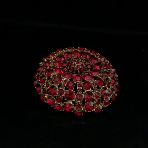 Elegante spilla cupola strass rossa vintage da donna, prezioso gioiello fiore cristallo retrò.