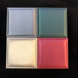 Gros plan détaillé de boîtes à bijoux carrées en cuir PU brossé de quatre couleurs.