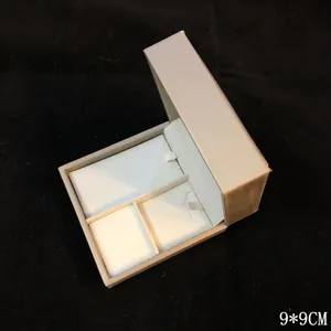 Détail de boîte à bijoux en cuir PU brossé avec fentes pour bagues et colliers, 9x9cm.