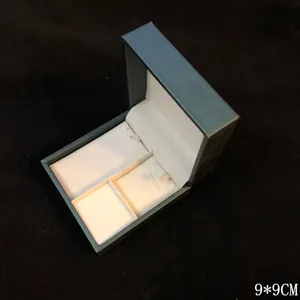 Vue détaillée de l'intérieur de la boîte à bijoux en cuir PU bleu foncé, taille 9x9cm.