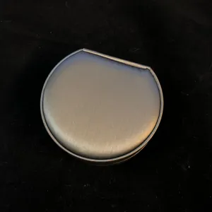 Gros plan sur les détails d'un coffret à bijoux en cuir PU brossé gris pour bagues et colliers.