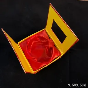 Boite a bijoux carree rouge et jaune avec interieur en satin pour bagues et colliers.