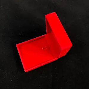 Boîte à bijoux en velours rouge, vue détaillée idéale pour ranger bagues et accessoires délicats.
