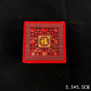 Boîte à bijoux carrée en velours et bois avec motif de bénédiction pour bagues et petits.