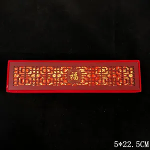 Vue détaillée de la boîte de rangement à bijoux en bois rouge avec motif de chance.
