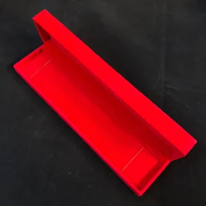 Longue boîte à bijoux en velours rouge pour emballage et rangement de colliers et bracelets.