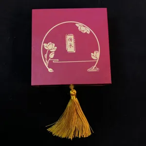 Boîte à bijoux en cuir PU rouge, détail élégant de style chinois pour bagues et colliers précieux.