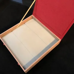 Boîte de rangement pour bijoux en cuir PU avec doublure en velours pour bagues et bracelets.