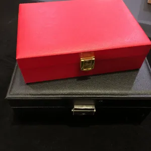 Coffret à bijoux en cuir PU brossé avec boîtes rouges et noires et serrures métalliques.