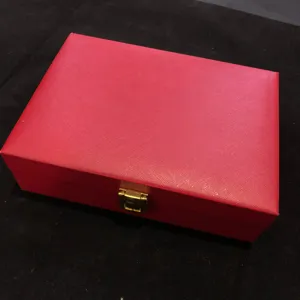 Boîte de rangement de bijoux en cuir PU rouge vue détaillée avec fermoir métallique