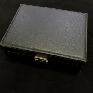 Boîte de rangement bijoux en cuir PU noir avec fermoir métallique pour bagues et colliers.