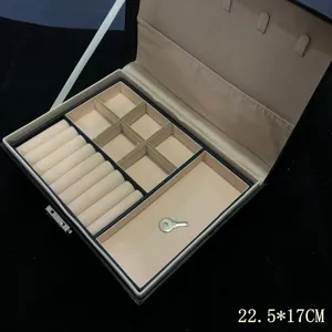 Vue détaillée de la boîte de rangement pour bijoux en cuir PU noir avec doublure en velours.