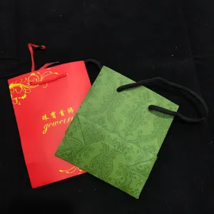 Ensemble de sacs cadeaux pour bijoux en papier pour bagues colliers et bracelets.