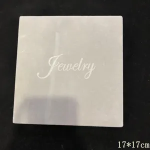 Gros plan détaillé de la surface du plateau à bijoux en cuir PU gris texture velours.