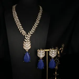 Vista detallada en primer plano del conjunto de collar y pendientes dorados vintage.