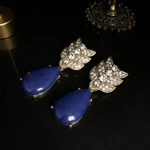 Pendientes colgantes de lágrima lapislázuli estrás estilo vintage vista de detalle.