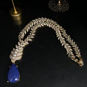 Collar de hoja de estrias baniado en oro vintage con colgante de gota azul detalle