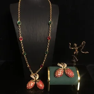 Luxe kristalen aardbei ketting en broche set met gouden ketting voor stijlvolle dames.