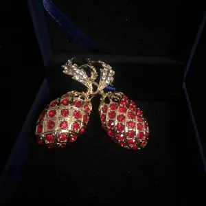 Elegante luxe strass ananas broche hanger set, glanzende rode kristallen sieraden accessoire.