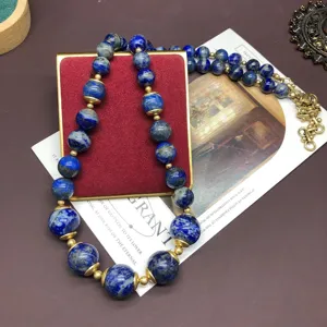 Vintage φυσικό lapis lazuli κολιέ πουλόβερ με όμορφες και χρυσές λεπτομέρειες.