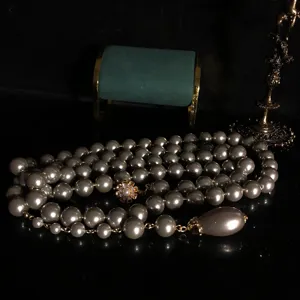 Detailansicht der vintage grauen Glasperlen langen Pulchenkette mit Tropfenanhänger.