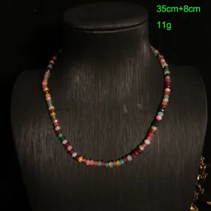 Detailopname van kleurrijke Boheemse kralenketting, vintage stijl sieraden close-up.