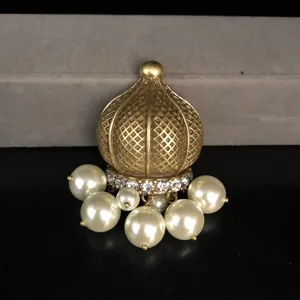 Vintage Gold Tone Dome Pearl Pendant Rhinestone Detailed Retro Jewelry Accessory Charm