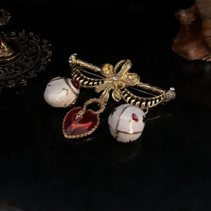 Vintage fiocco smalto uovo spilla retro placcato oro cuore rosso pendente gioielli eleganti donna.