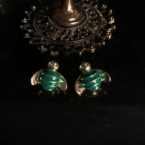 Gold-plated enamel green bee stud earrings elegant jewelry and fashion accessory set