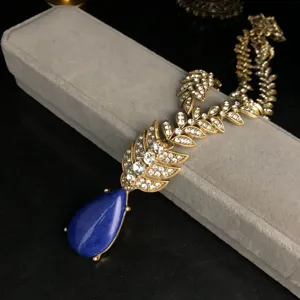 Elegante collar vintage de hojas de estrás doradas con colgante de lapislázuli.