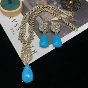 Conjunto de collar y pendientes vintage dorados con estrás y colgantes de lágrima azul