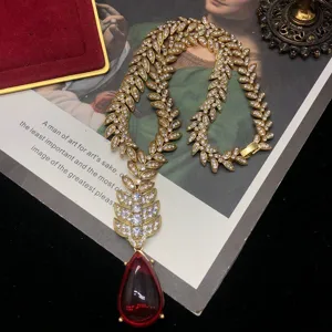 Collar de hojas de diamantes de imitación chapado en oro vintage con colgante de gota roja