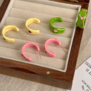 Bunte Emaillierte C-formige Creolen süßer Stil niedlicher mehrfarbiger Schmuck für Damen