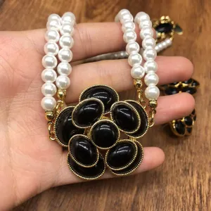 Vintage set diplo stroma perla kamelia kolier kai omorfa skoularia maouro antho.
