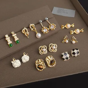 Detailansicht verschiedener modischer Zirkon- und Perlen-Ohrstecker für elegante Damen.