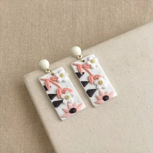 Handgemachte Fimo Blumen Ohrringe Detailansicht, zarte Handwerkskunst und modernes Design.