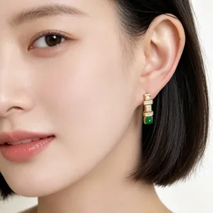 Elegante goldene geometrische Ohrringe mit Zirkonia und grünen Perlen für Damen.