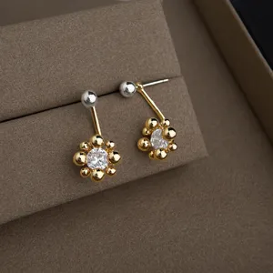 Nahaufnahme der filigranen Zirkon Ohrstecker im Detail, die exquisite Handwerkskunst zeigen.