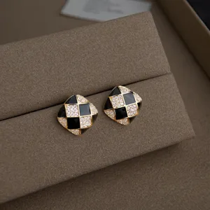 Elegante geometrische Ohrringe mit Zirkonia und goldenem Finish für stilvolle Frauen.