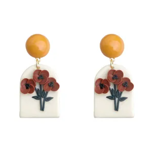 Handgemachte Polymer Ton Blumen Ohrringe Detail, gelbe und weisse bogenfoermige Ohrhaenge.