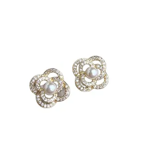 Elegante vergoldete Kamelie Blumen Ohrstecker mit funkelnden Zirkonia und Perlen.